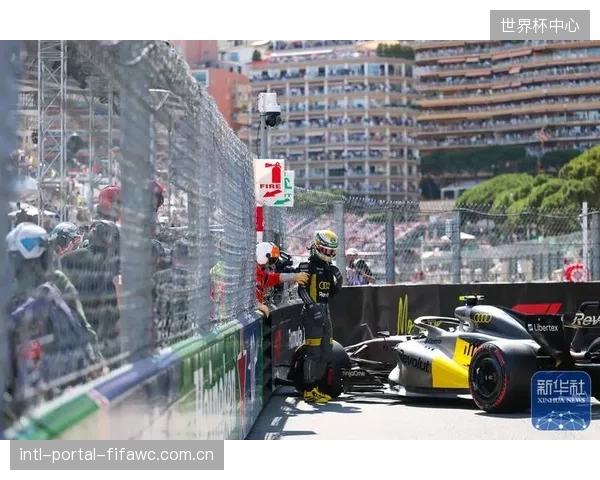 F1摩纳哥站排位赛：梅赛德斯小将安东内利爆冷夺杆，维斯塔潘以微弱劣势居次席。